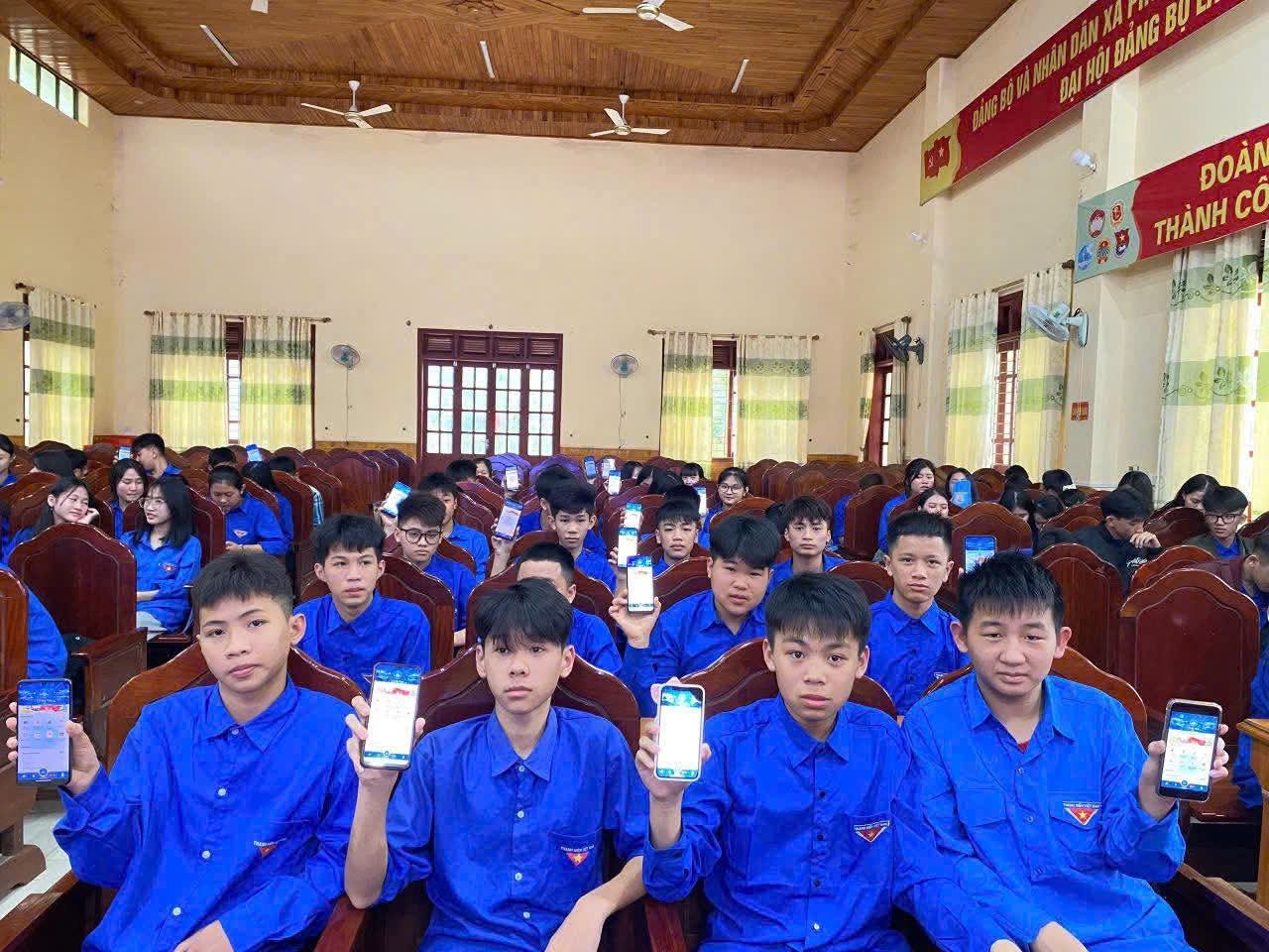 ĐOÀN XÃ PHÚC TRẠCH TỔ CHỨC NGÀY THỨ BẢY TÌNH NGUYỆN HỖ TRỢ ĐOÀN VIÊN KÍCH HOẠT TÀI KHOẢN ĐỊNH DANH ĐIỆN TỬ MỨC 2