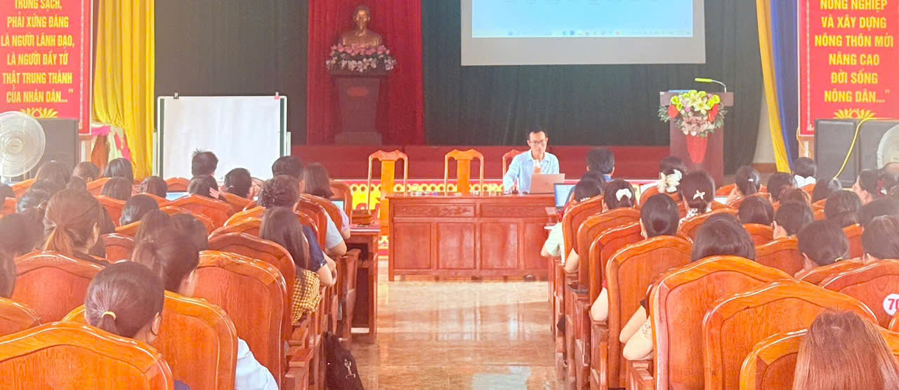 TỔ CHỨC TẬP HUẤN ỨNG DỤNG TRÍ TUỆ NHÂN TẠO CHO CÁN BỘ, GIÁO VIÊN VÀ ĐOÀN THANH NIÊN XÃ PHÚC TRẠCH