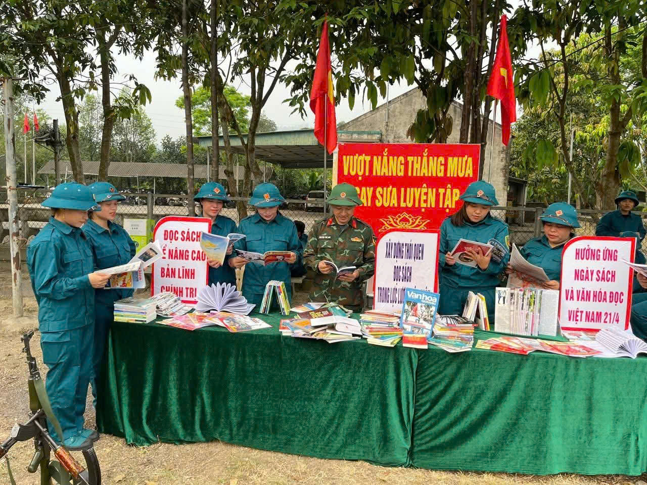 MẶT TRẬN TỔ QUỐC VÀ CÁC ĐOÀN THỂ XÃ PHÚC TRẠCH THĂM, ĐỘNG VIÊN DÂN QUÂN CƠ ĐỘNG; THAM QUAN TRƯNG BÀY SÁCH TẠI THAO TRƯỜNG NHÂN NGÀY SÁCH VÀ VĂN HÓA ĐỌC VIỆT NAM 21/4.