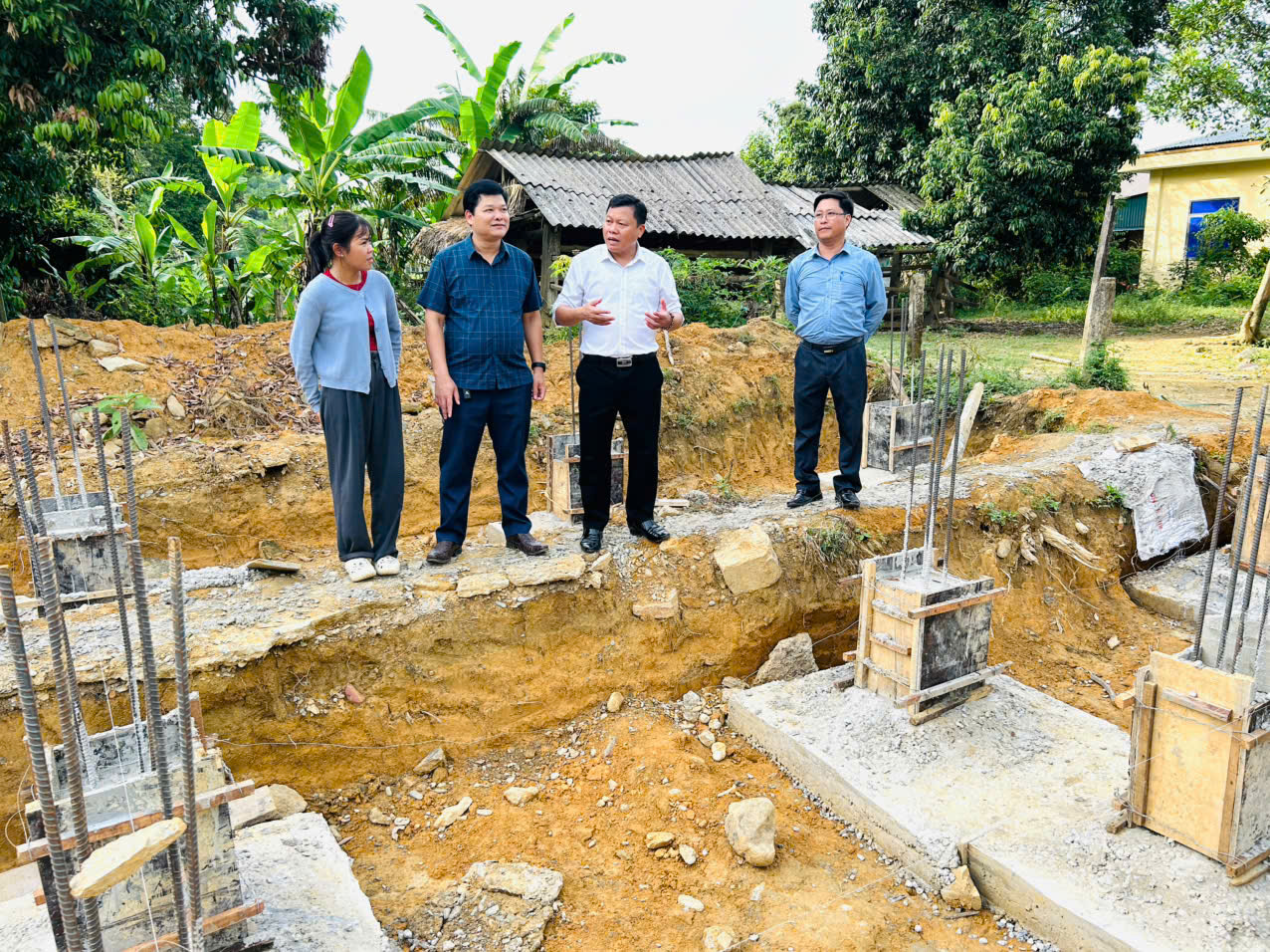 Lãnh đạo xã Phúc Trạch kiểm tra tiến độ xây dựng nhà ở và sửa chữa Nhà văn hóa cộng đồng cho đồng bào dân tộc Chứt tại bản Rào Tre