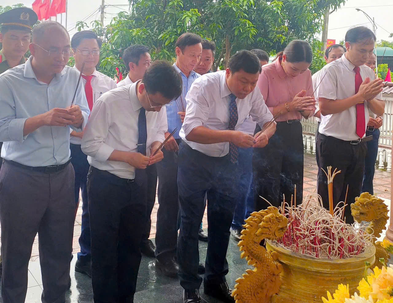 Lãnh đạo xã Phúc Trạch dâng hoa, thắp hương tưởng niệm các anh hùng liệt sỹ tại 03 Đài Tưởng niệm trên địa bàn