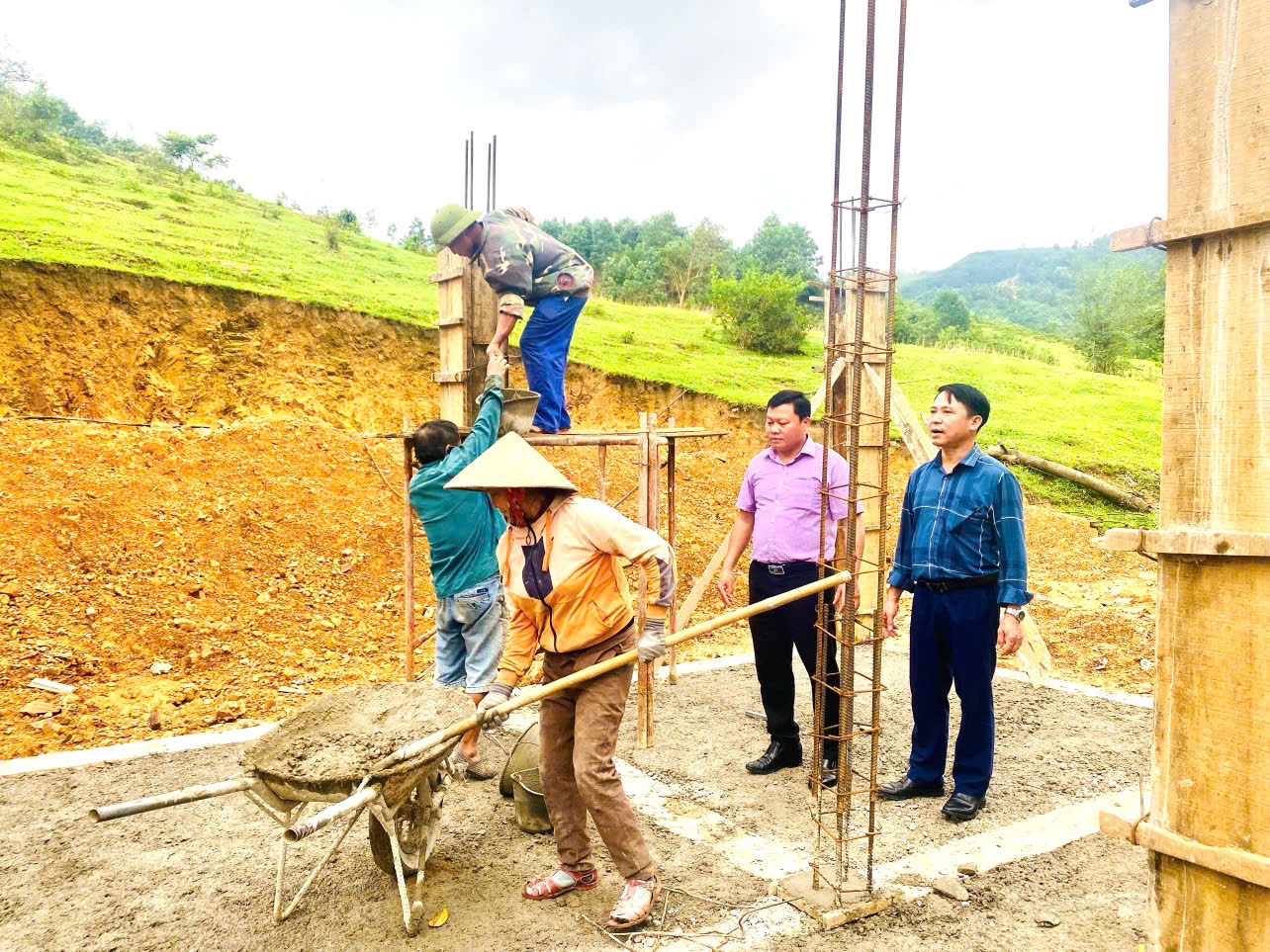 LÃNH ĐẠO XÃ PHÚC TRẠCH KIỂM TRA TIẾN ĐỘ XÂY DỰNG NHÀ Ở HỖ TRỢ ĐỒNG BÀO DÂN TỘC CHỨT TẠI BẢN RÀO TRE 
