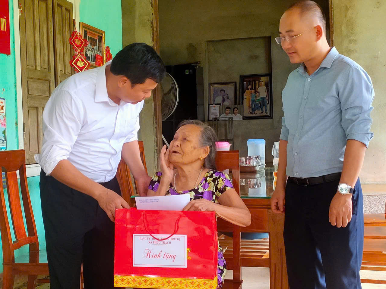 Lãnh đạo xã Phúc Trạch: Thăm hỏi, tặng quà Mẹ Việt Nam anh hùng và các gia đình chính sách nhân dịp 78 năm Ngày Thương binh liệt sỹ
