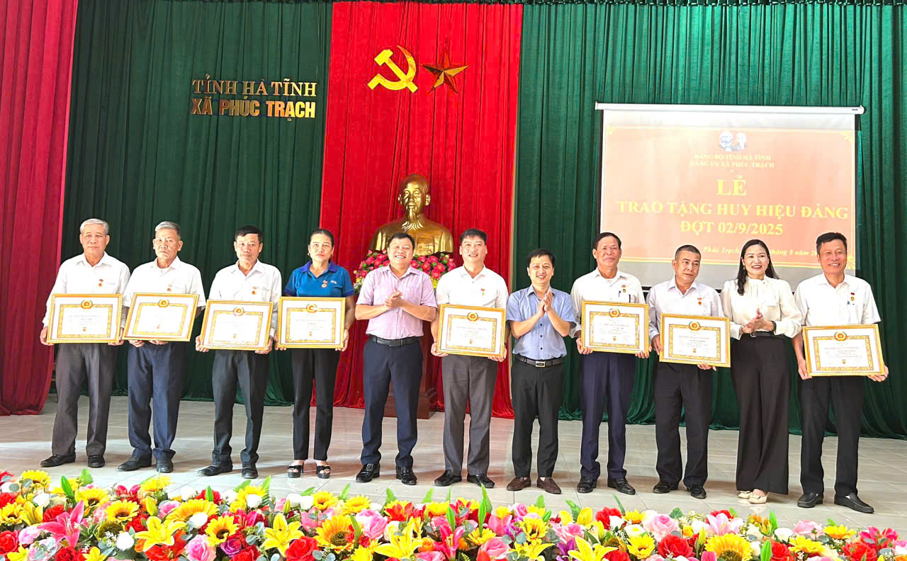 Xã Phúc Trạch trang trọng tổ chức Lễ trao tặng Huy hiệu Đảng đợt 02/9/2025
