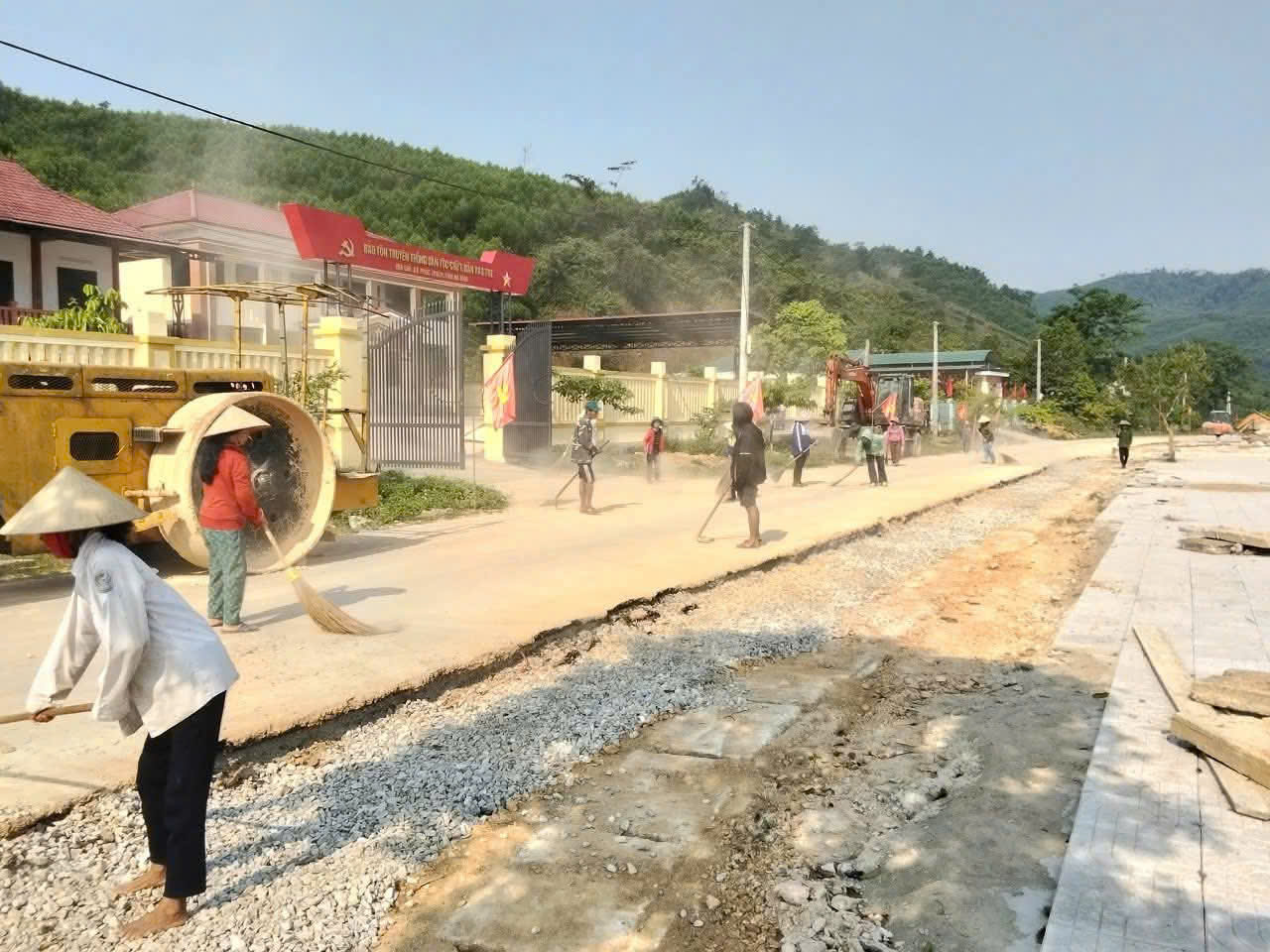 CÁC THÔN TRÊN ĐỊA BÀN XÃ PHÚC TRẠCH ĐỒNG LOẠT RA QUÂN VỆ SINH MÔI TRƯỜNG HƯỞNG ỨNG ĐỢT THI ĐUA CAO ĐIỂM XÂY DỰNG NÔNG THÔN MỚI.