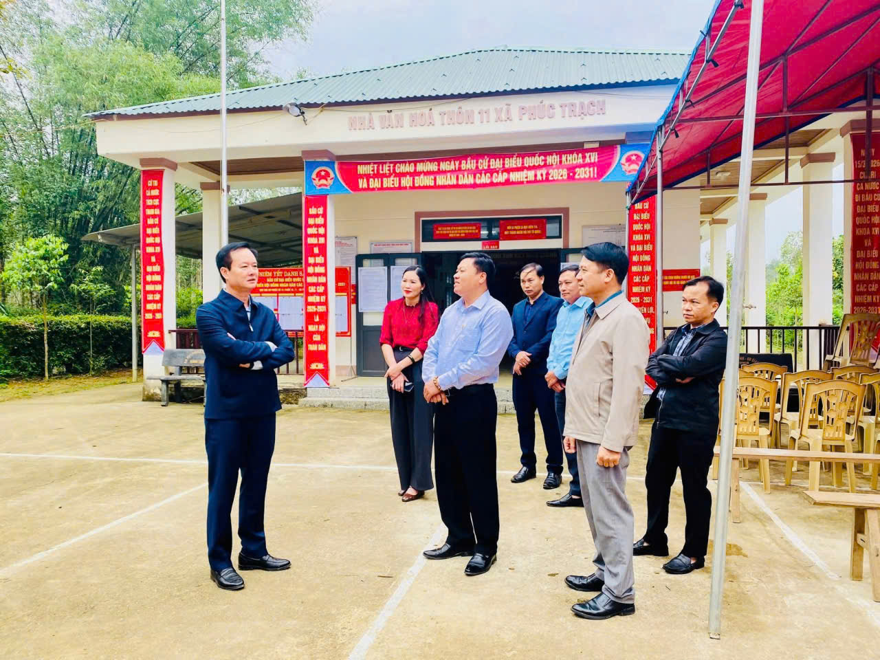 Đồng chí Trần Báu Hà – Ủy viên Ban Thường vụ Tỉnh ủy, Phó Chủ tịch Thường trực UBND tỉnh kiểm tra công tác chuẩn bị bầu cử tại một số khu vực bầu cử trên địa bàn xã Phúc Trạch.