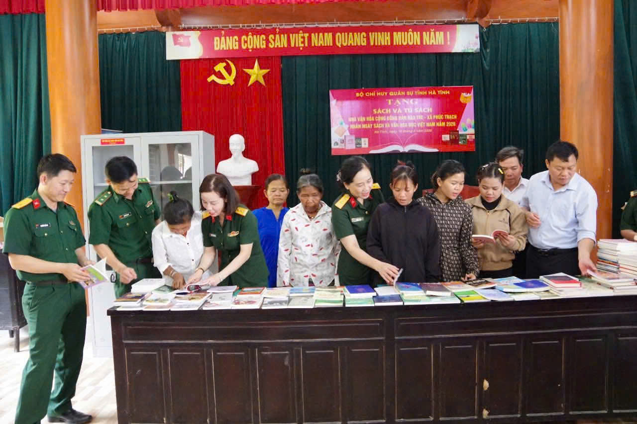 Bộ Chỉ huy Quân sự tỉnh Hà Tĩnh trao tặng sách và tủ sách tại bản Rào Tre, xã Phúc Trạch Hưởng ứng Ngày Sách và Văn hóa đọc Việt Nam,