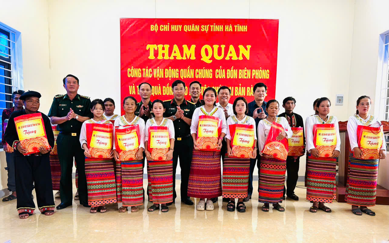 BỘ CHQS TỈNH HÀ TĨNH TỔ CHỨC THAM QUAN, TẶNG QUÀ ĐỒNG BÀO DÂN TỘC CHỨT TẠI BẢN RÀO TRE, XÃ PHÚC TRẠCH