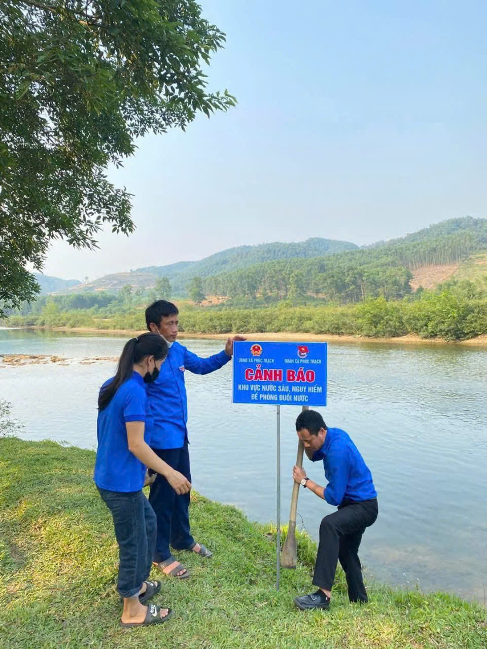 TUỔI TRẺ PHÚC TRẠCH CẮM BIỂN CẢNH BÁO PHÒNG CHỐNG ĐUỐI NƯỚC