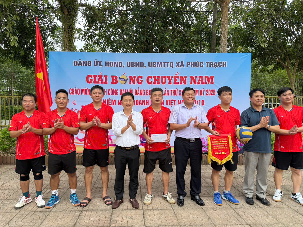 XÃ PHÚC TRẠCH TỔ CHỨC GIẢI BÓNG CHUYỀN NAM CHÀO MỪNG NGÀY DOANH NHÂN VIỆT NAM 13/10