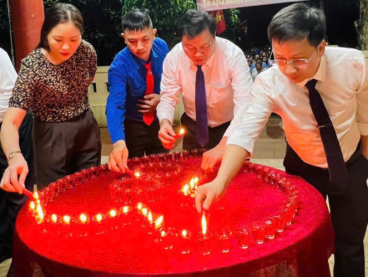 ĐOÀN THANH NIÊN XÃ PHÚC TRẠCH: TỔ CHỨC LỄ THẮP NẾN TRI ÂN CÁC ANH HÙNG LIỆT SỸ TẠI 03 ĐÀI TƯỞNG NIỆM TRÊN ĐỊA BÀN