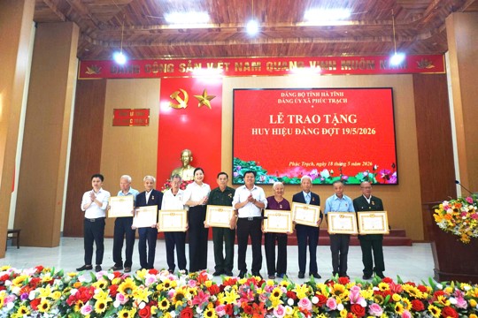 Lễ trao tặng huy hiệu cho 18 Đảng viên đợt 19/5/2026,Tại hội trường UBND xã Phúc Trạch.