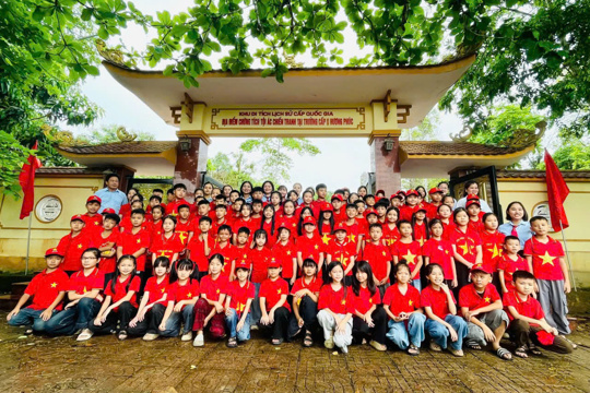 Trường tiểu học Phúc Trạch tham quan trải nghiệm tại Khu chứng tích tội ác chiến tranh.