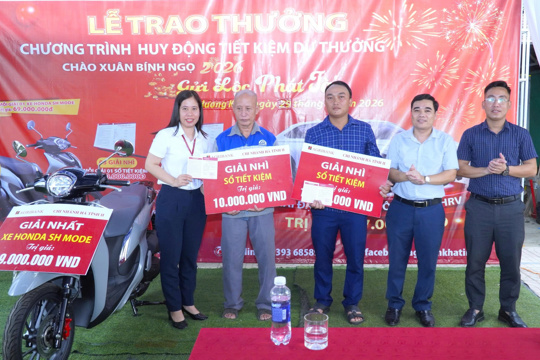 Khách hàng xã Phúc Trạch tham dự Lễ trao thưởng Chương trình huy động tiết kiệm dự thưởng của Agribank Chi nhánh Hương Khê Hà Tĩnh II 