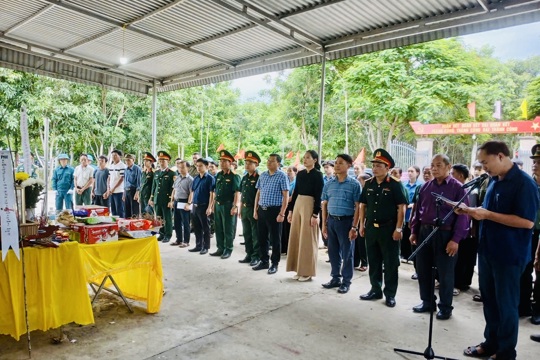 Xã Phúc Trạch phối hợp tổ chức cất bốc, dâng hương, truy điệu và an táng 02 hài cốt liệt sĩ chưa xác định danh tính