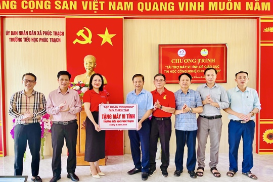 Trao tặng máy tính, tiếp thêm động lực học tập cho học sinh Trường Tiểu học Phúc Trạch
