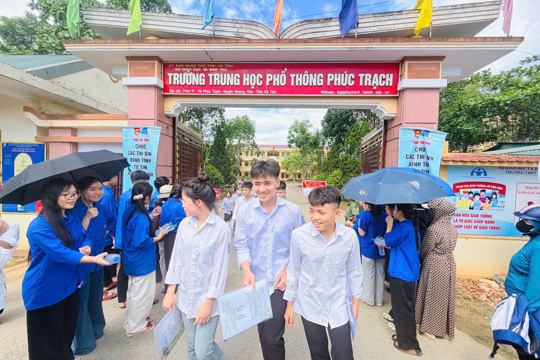 Kỳ thi tốt nghiệp THPT năm 2026 tại điểm thi Trường THPT Phúc Trạch diễn ra an toàn, nghiêm túc