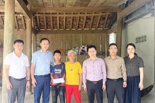 Ủy ban nhân dân xã Phúc Trạch tặng quà trẻ em có hoàn cảnh khó khăn nhân tháng hành động vì trẻ em năm 2026