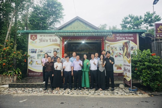 Sở Công Thương Hà Tĩnh và Công ty TNHH Công nghệ TikTok Việt Nam làm việc tại xã Phúc Trạch, khảo sát và ghi hình các sản phẩm chủ lực