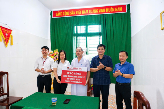 Agribank Chi nhánh Hương Khê Hà Tĩnh II trao tặng trang thiết bị cho Trạm Y tế xã Phúc Trạch