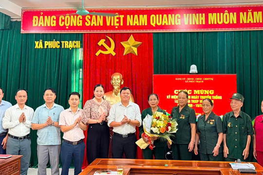 Lãnh đạo xã Phúc Trạch tặng hoa, chúc mừng Hội Cựu Thanh niên xung phong nhân kỷ niệm 76 năm ngày truyền thống lực lượng thanh niên xung phong Việt Nam