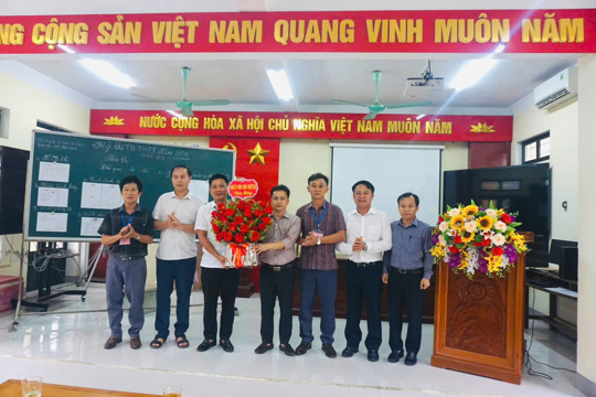 Lãnh đạo xã Phúc Trạch tặng hoa chúc mừng Hội đồng thi tốt nghiệp THPT năm 2026 tại điểm thi Trường THPT Phúc Trạch