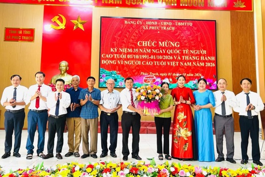 Xã Phúc Trạch tặng hoa, chúc mừng Hội Người cao tuổi nhân Ngày Quốc tế Người cao tuổ