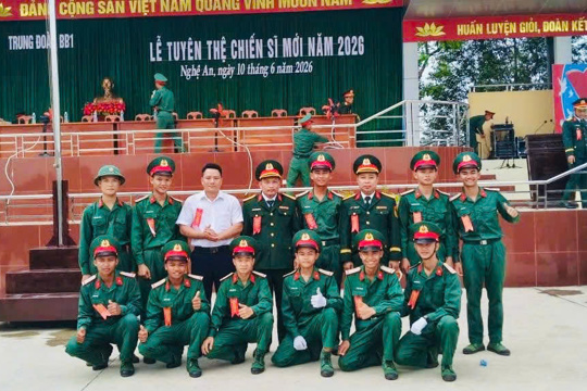 Đại diện cấp ủy, chính quyền địa phương và Ban Chỉ huy quân sự xã Phúc Trạch thăm, động viên thanh niên nhập ngũ tại các đơn vị