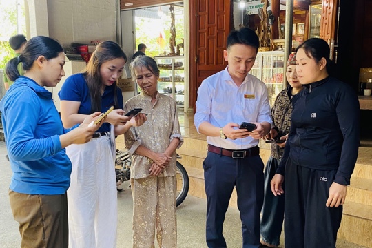 Xã Phúc Trạch ra quân chiến dịch “Đi từng ngõ, gõ từng nhà, ngày thứ bảy về với Nhân dân, hướng dẫn người dân kỹ năng số, sử dụng các dịch vụ số”
