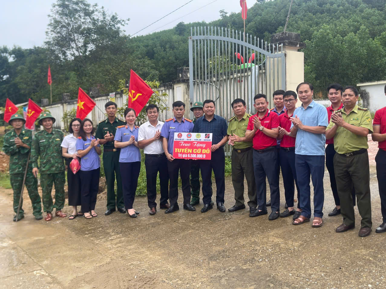 Viện Kiểm sát nhân dân, Tòa án, Kiểm lâm và Ngân hàng Agribank khu vực Hương Khê trao tặng 80 cờ Đảng, cờ Tổ quốc cho xã Phúc Trạch 