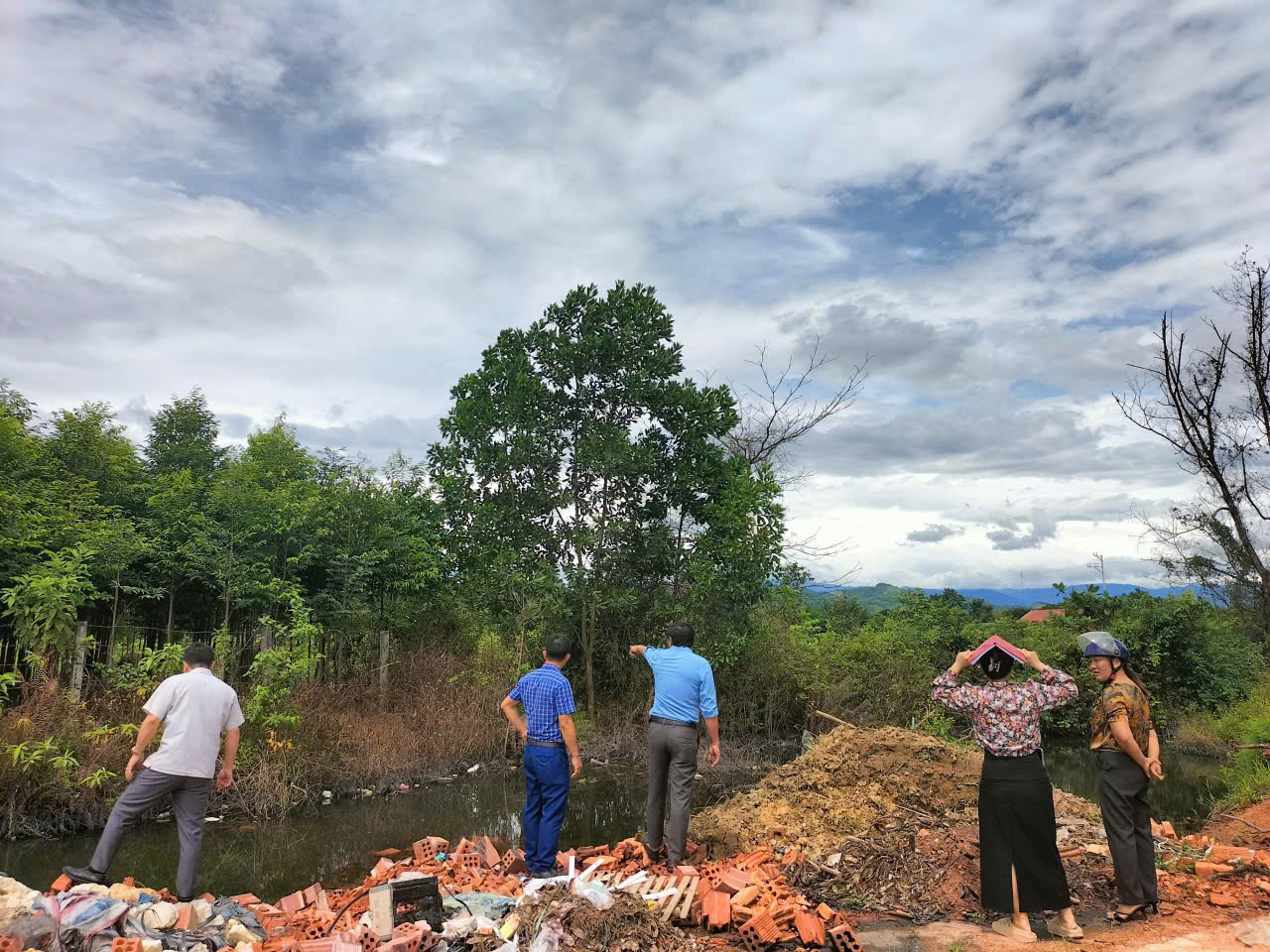 HỘI ĐỒNG NHÂN DÂN (HĐND) XÃ PHÚC TRẠCH, TỔ CHỨC ĐOÀN KHẢO SÁT THỰC TẾ ĐỂ NẮM BẮT, GIẢI QUYẾT KỊP THỜI CÁC PHẢN ÁNH, KIẾN NGHỊ CỦA CỬ TRI TRƯỚC THỀM KỲ HỌP THỨ 2 (KỲ HỌP GIỮA NĂM 2025) CỦA HĐND KHÓA XXI 