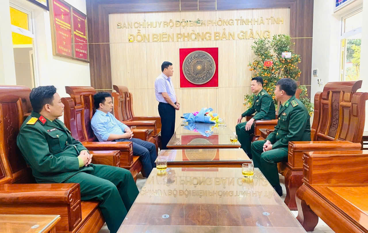 LÃNH ĐẠO XÃ PHÚC TRẠCH TẶNG HOA, CHÚC MỪNG CÁN BỘ, CHIẾN SỸ ĐỒN BIÊN PHÒNG BẢN GIÀNG VÀ TỔ CÔNG TÁC BẢN RÀO TRE 