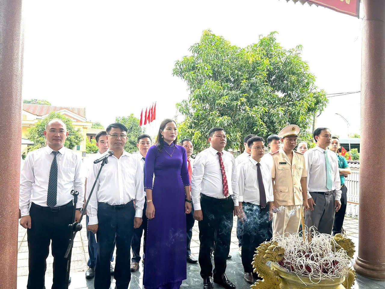 Đoàn đại biểu đại hội Đảng bộ xã Phúc Trạch dâng hoa, thắp hương tưởng niệm các anh hùng liệt sỹ trước thềm Đại hội Đảng bộ xã lần thứ I, nhiệm kỳ 2025-2030  